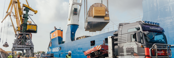 Im Freihafen Ventspils wurden mehr als 390 Tonnen schwere Anlagen des Synchronkompensators zur Stabilität des Energiesystems Lettlands empfangen.