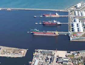 Lejamkravu termināļi,Vars, Ventall Termināls,Ventamonjaks serviss, Ventbunkers, Ventspils Nafta Termināls; Beramkravu termināļi, Baltic Coal Terminal, Kālija parks, Ventspils Grain Terminal, Ventspils Tirdzniecības osta; Ģenerālkravu termināļi, Noord Natie Ventspils Terminals, Reefer Cargo Terminal, Ventplac, Ventspils brīvosta